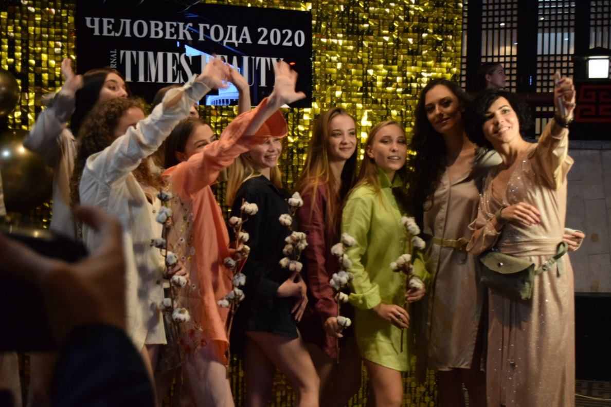 Участницы перформанса Neoterra на премии «Человек года 2020»