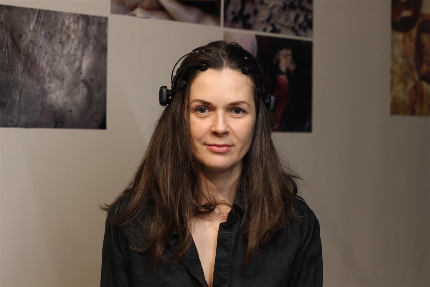 Участница эксперимента в EEG-гарнитуре